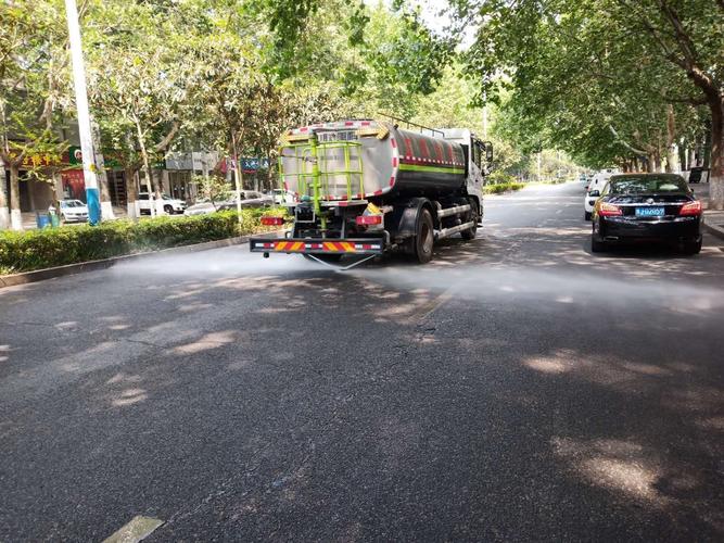华龙区环卫局加强道路清扫保洁力度