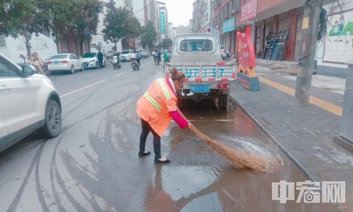淅川县城管局环卫处:雨后保洁精细化 清洁环境常态化