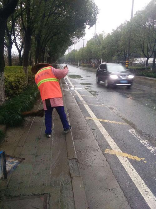 雨中的道路保洁工作